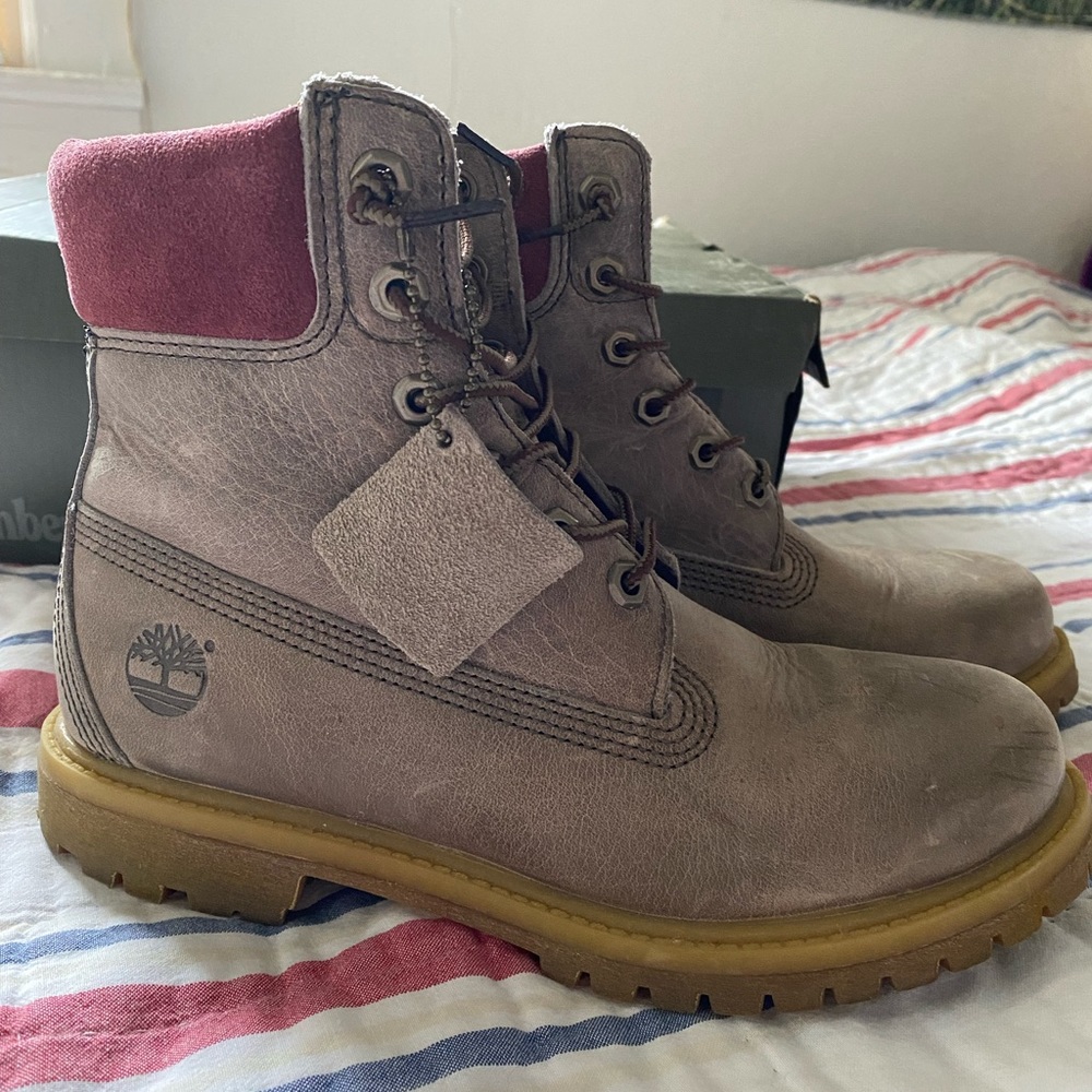 Women’s Timberland Classic Premium 6” boot size 7.5 very gently used with box